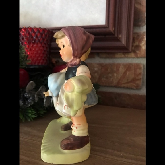 Rare Vintage Brinn’s Porcelain Girl Holding Basket - Picture 5 of 7